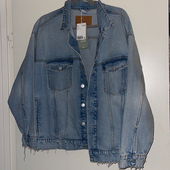 H&M Jackets & Blazers - NWT H&M boyfriend fit jean jacket size L. Fits slightly oversized